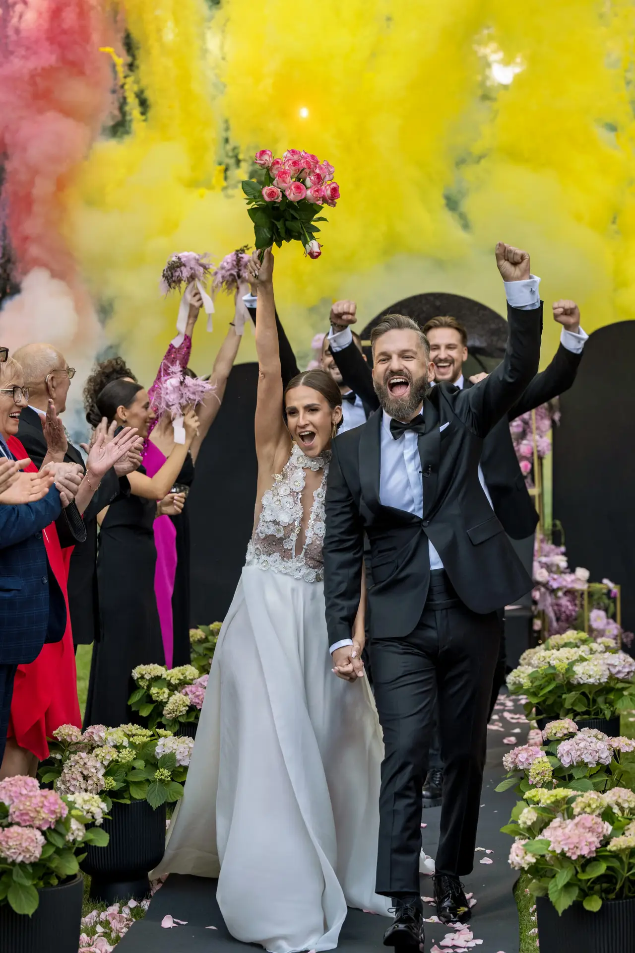 Das Brautpaar feiert seine Hochzeit im historischen Schloss Borowa in Polen – ein Ort voller Romantik und Eleganz. Mazelle Photography Fotostudio® begleitet diesen besonderen Tag mit professioneller Hochzeitsfotografie, inklusive spektakulärem Feuerwerk im Schlosspark. Emotionale Momente, stilvolle Porträts und kreative Bildkompositionen – eingefangen dort, wo Träume wahr werden.