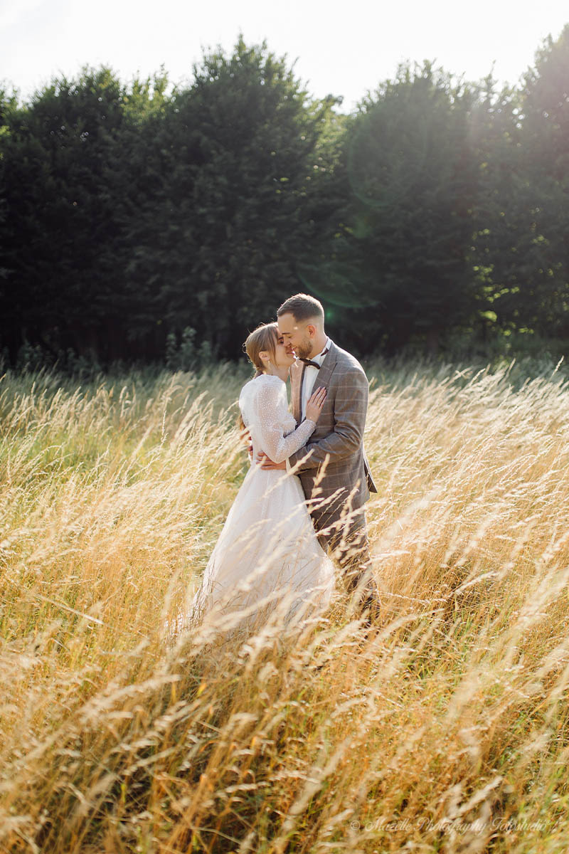 Die Boho-Hochzeit ist ein Fest der Freiheit, Natürlichkeit und Individualität – und Mazelle Photography Fotostudio® aus Dranske fängt genau diese Stimmung mit viel Feingefühl und Kreativität ein. Ob barfuß am Strand von Rügen, unter freiem Himmel mit Makramee-Deko oder in einem verwunschenen Waldstück mit Vintage-Möbeln: Die Fotograf:innen von Mazelle begleiten euch intuitiv und stilvoll durch euren Tag und schaffen Bilder, die eure Persönlichkeit und Liebe widerspiegeln.