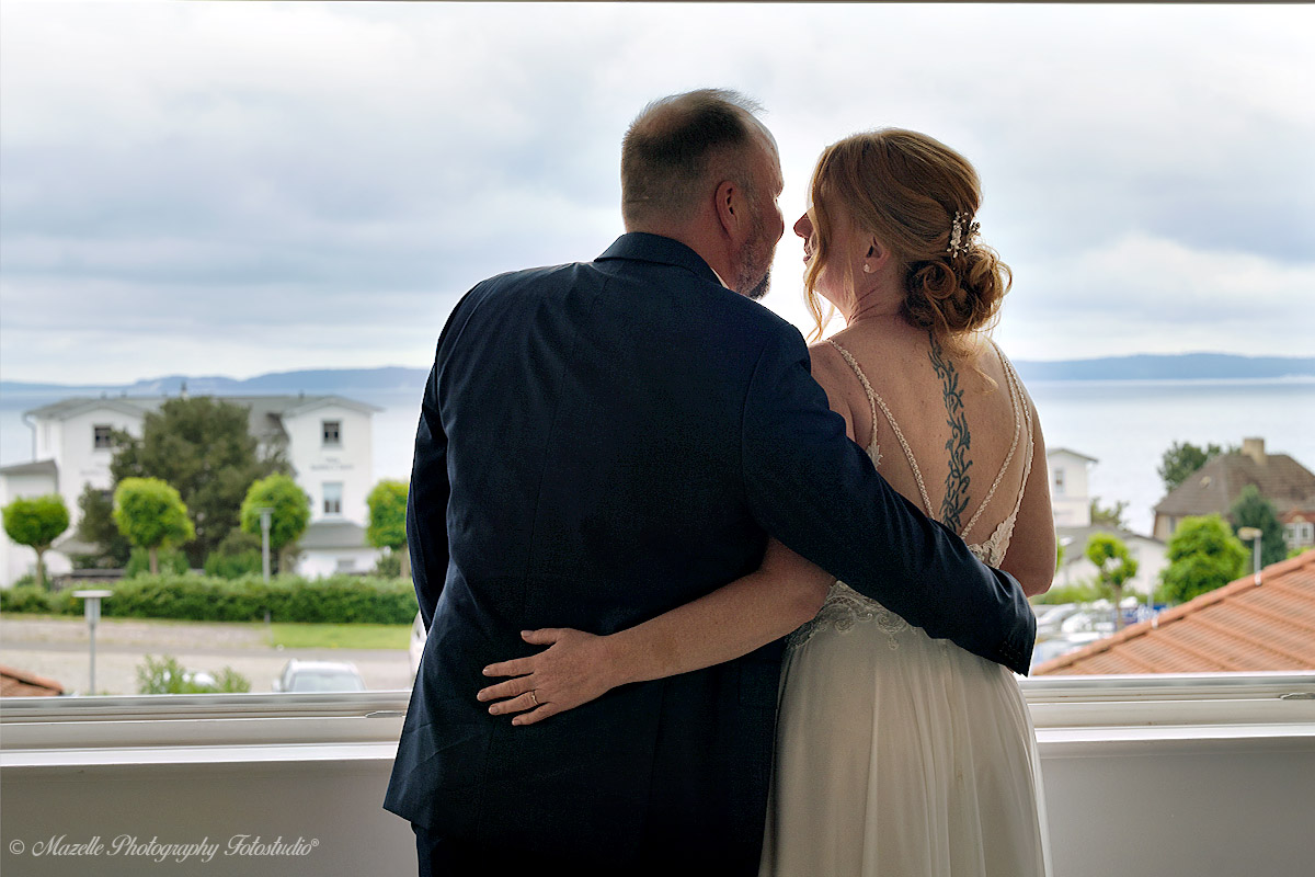 Nach der standesamtlichen Trauung in Sassnitz, wenn das Brautpaar gemeinsam auf die weite Ostsee blickt, entsteht ein Moment voller Ruhe, Tiefe und Verbundenheit. Genau solche Augenblicke fängt das Mazelle Photography Fotostudio® aus Dranske mit viel Feingefühl und künstlerischem Blick ein. Die Steilküste, das Licht über dem Wasser und die maritime Atmosphäre machen Sassnitz zu einem ganz besonderen Ort für emotionale Hochzeitsfotos.