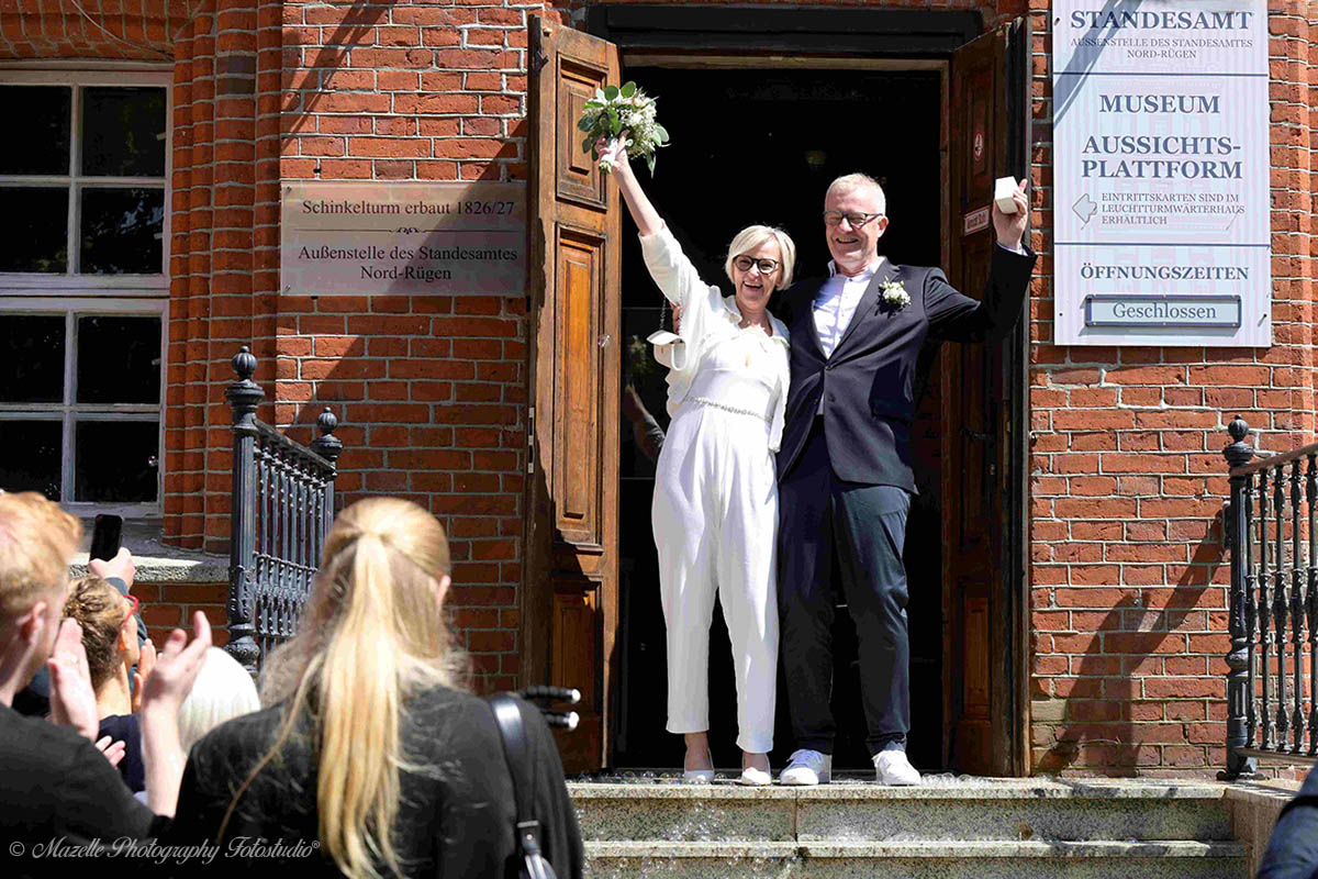Kap Arkona – das nördlichste Kap der Insel Rügen – ist ein Ort voller Magie, rauer Schönheit und maritimer Romantik. Die steilen Kreidefelsen, das historische Leuchtturmensemble und die weite Sicht über die Ostsee machen diesen Ort zu einer einzigartigen Kulisse für eure Hochzeit. Das Mazelle Photography Fotostudio® aus Dranske begleitet euch dort mit viel Feingefühl, Kreativität und einem Gespür für echte Momente. Ob beim First Look am Leuchtturm, der Trauung mit Meerblick oder dem Brautpaarshooting zwischen Wind und Wellen – Mazelle Photography fängt eure Emotionen in natürlichen, stilvollen und authentischen Bildern ein. Die Fotograf:innen kennen die örtlichen Gegebenheiten und wissen, wie man auch bei norddeutschem Wetter zauberhafte Hochzeitsfotos entstehen lässt.