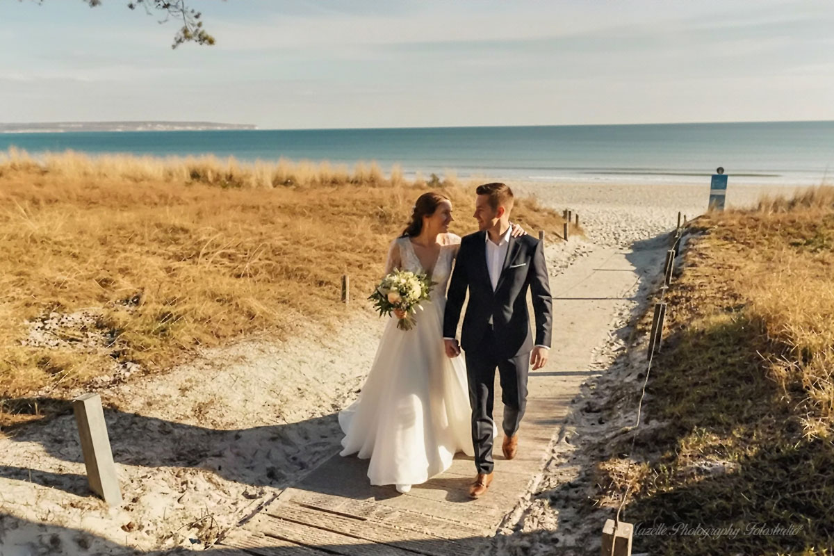 Usedom – die Sonneninsel der Ostsee – bietet eine traumhafte Kulisse für eure Hochzeit: feinsandige Strände, historische Seebrücken, elegante Villen und malerische Natur. Das Mazelle Photography Fotostudio® aus Dranske begleitet euch mit zwei erfahrenen Fotografen, die eure schönsten Momente aus unterschiedlichen Perspektiven festhalten. Ob freie Trauung am Strand von Heringsdorf, ein Shooting in den Dünen von Zinnowitz oder emotionale Augenblicke im Schloss Stolpe – jedes Bild erzählt eure Geschichte authentisch und stilvoll.