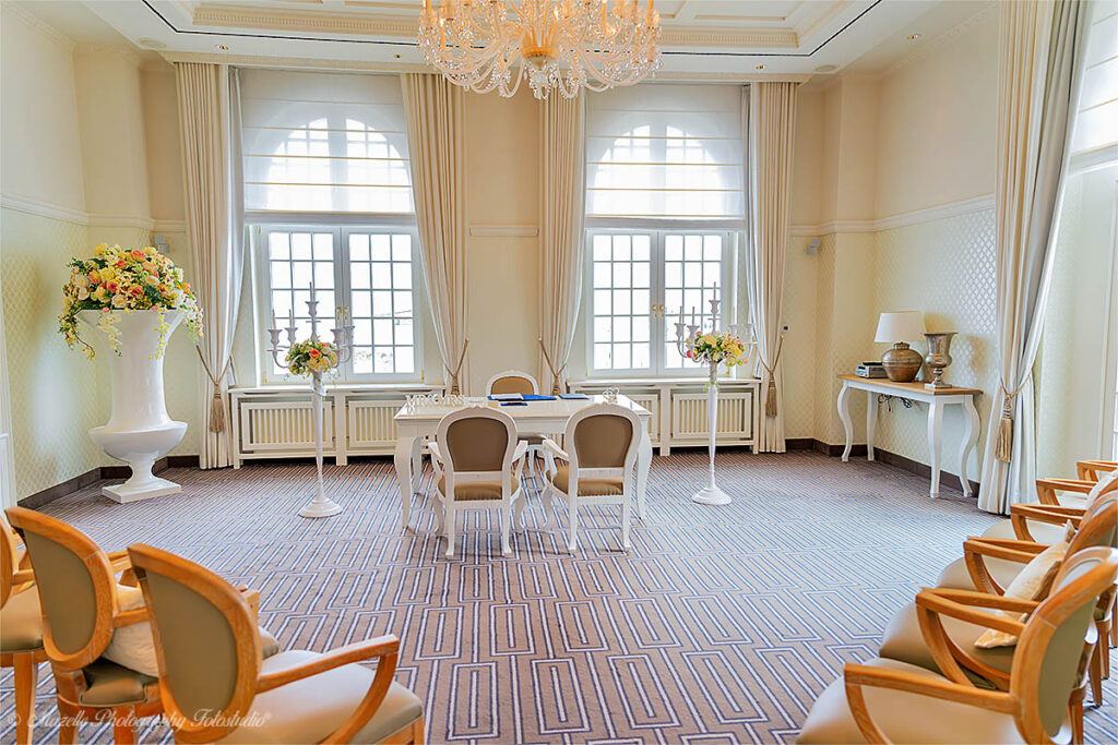 Das A-ROSA Kurhaus in Binz ist nicht nur ein architektonisches Juwel direkt an der Ostsee – es ist eine der elegantesten Hochzeitslocations auf Rügen. Als Außenstelle des Standesamts Binz bietet das Kurhaus die Möglichkeit, sich stilvoll und standesamtlich trauen zu lassen – mit Blick auf das Meer, umgeben von klassischer Bäderarchitektur und maritimer Atmosphäre. Das A-ROSA Kurhaus in Binz ist nicht nur ein architektonisches Juwel direkt an der Ostsee – es ist eine der elegantesten Hochzeitslocations auf Rügen. Als Außenstelle des Standesamts Binz bietet das Kurhaus die Möglichkeit, sich stilvoll und standesamtlich trauen zu lassen – mit Blick auf das Meer, umgeben von klassischer Bäderarchitektur und maritimer Atmosphäre. Mazelle Photography Fotostudio® begleitet eure Hochzeit im Kurhaus mit viel Herz, Erfahrung und einem künstlerischen Blick. Vom Getting Ready in den stilvollen Suiten über die Trauung im Kurhaussaal bis zur ausgelassenen Feier – wir halten die Momente fest, die eure Liebe sichtbar machen. Mit zwei Fotograf:in, zwei Perspektiven und Bildern voller Gefühl.