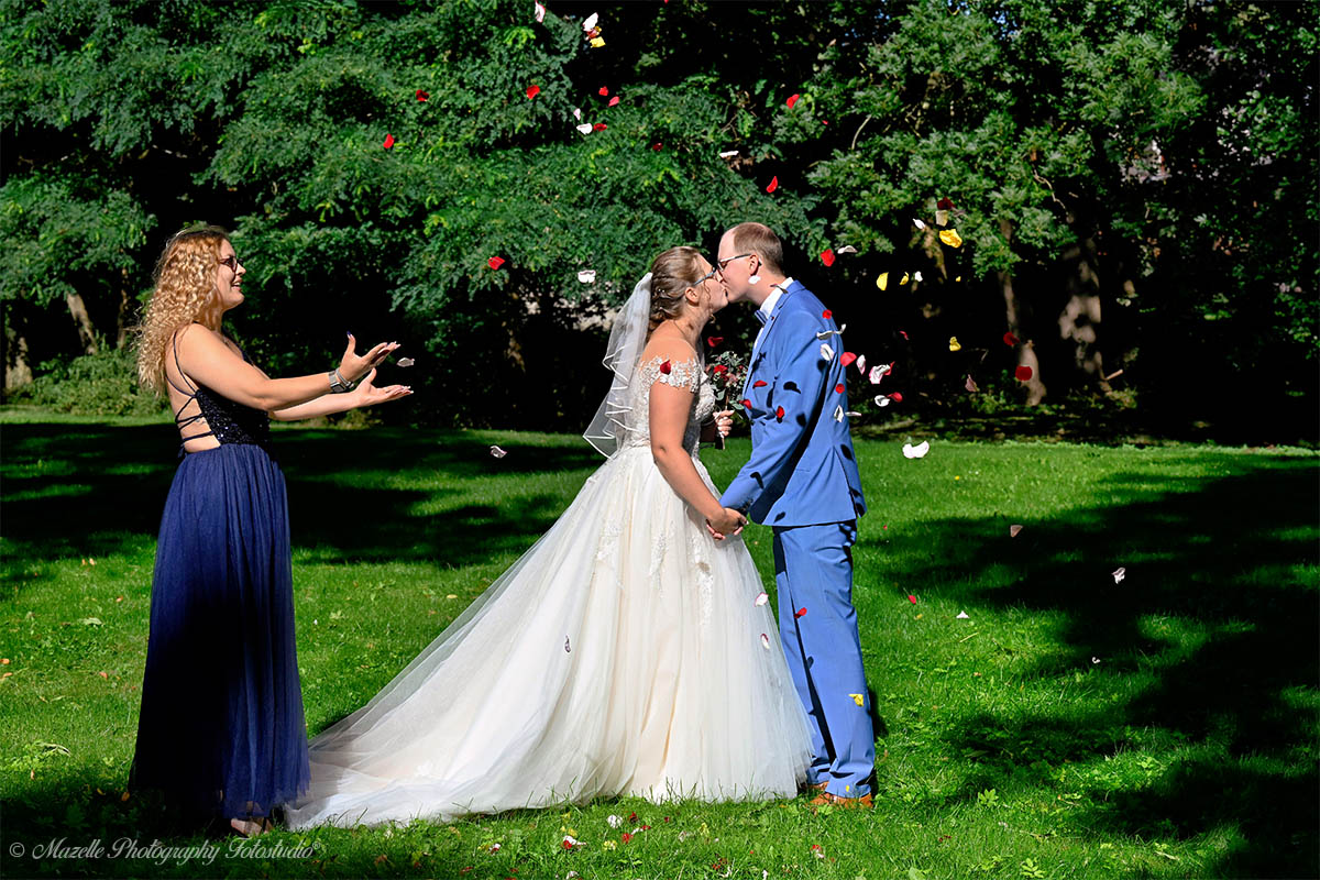Das Gutshaus Krimvitz auf Rügen ist ein echter Geheimtipp für Paare, die sich eine Hochzeit inmitten der Natur wünschen – stilvoll, entspannt und voller Atmosphäre. Der Park des Gutshauses, umgeben von alten Bäumen, weiten Feldern und dem Charme historischer Mauern, bietet eine traumhafte Kulisse für emotionale Hochzeitsfotos. Mazelle Photography Fotostudio® aus Dranske begleitet euch dort mit viel Feingefühl, künstlerischem Blick und einem Gespür für echte Momente. Ob beim First Look unter den Linden, dem Ringtausch im Grünen oder dem Brautpaarshooting zwischen Vogelgezwitscher und Blumenmeer – Mazelle Photography fängt eure Liebe in Bildern ein, die die Magie dieses besonderen Tages für immer bewahren. Zwei Fotograf:innen, zwei Perspektiven, ein gemeinsames Ziel: authentische, stilvolle Erinnerungen mit Tiefe und Charakter.