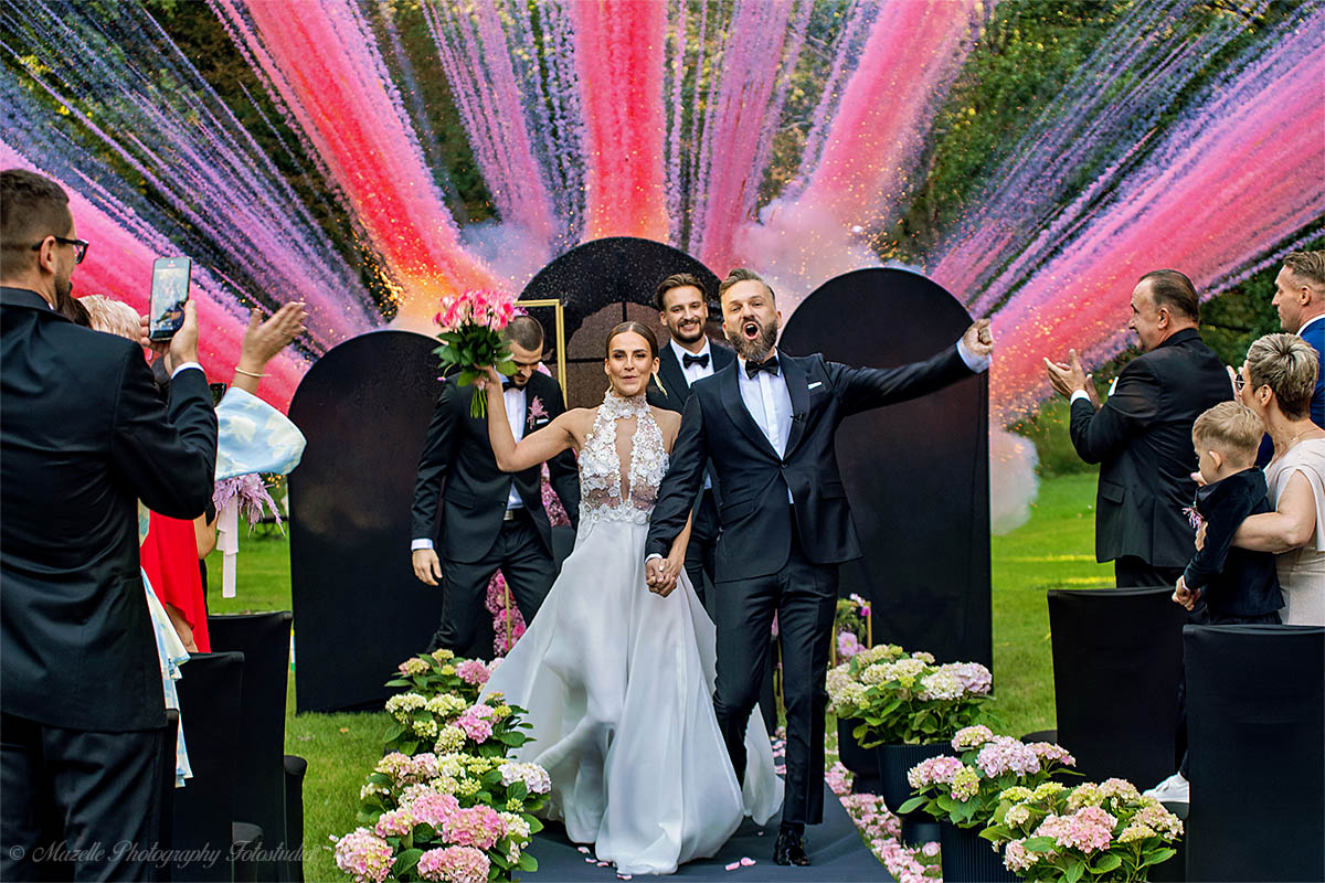 Das Schloss Borowa in Niederschlesien ist eine märchenhafte Location für stilvolle Hochzeiten mit historischem Flair. Mit seiner eleganten Architektur, den weitläufigen Parkanlagen und liebevoll restaurierten Räumlichkeiten bietet es die perfekte Kulisse für emotionale Hochzeitsfotos. Das Mazelle Photography Fotostudio® aus Dranske begleitete dort bereits Hochzeiten mit viel Herz, Kreativität und einem feinen Gespür für besondere Momente.