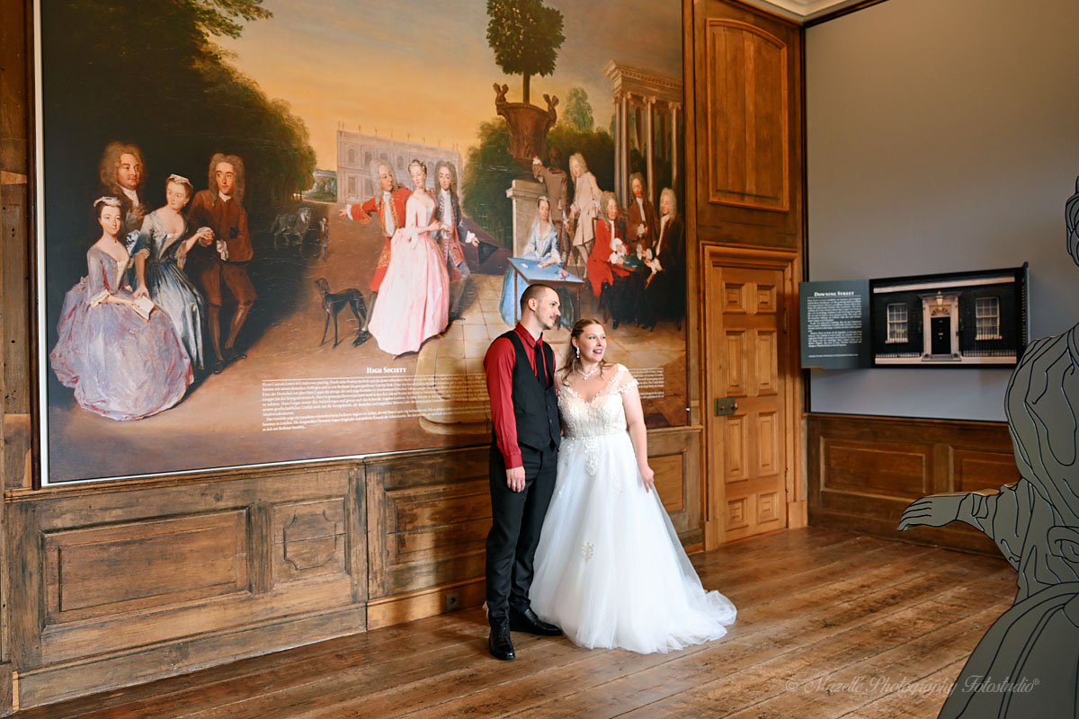 Schloss Bothmer in Klütz ist ein barockes Juwel in Mecklenburg-Vorpommern – und eine traumhafte Kulisse für eure Hochzeit. Mit seiner historischen Architektur, der prachtvollen Lindenallee und dem weitläufigen Park bietet das Schloss eine märchenhafte Atmosphäre für stilvolle Hochzeitsfotos. Das Mazelle Photography Fotostudio® aus Dranske begleitet euch dabei mit viel Feingefühl, Kreativität und einem Auge für die besonderen Momente.