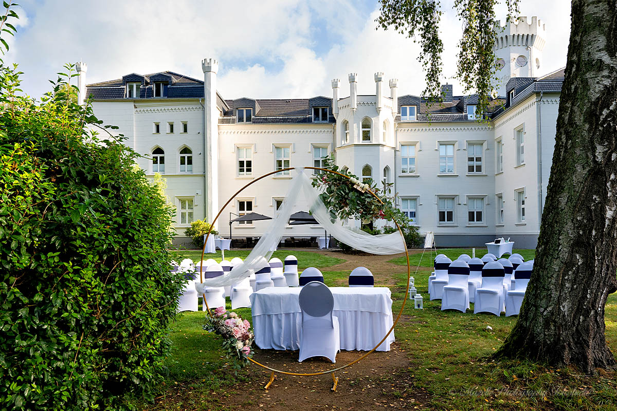 Schloss Hohendorf, gelegen inmitten der idyllischen Landschaft Vorpommerns, ist ein Geheimtipp für stilvolle Hochzeiten mit historischem Flair. Die klassizistische Architektur, der weitläufige Park und die elegante Innenausstattung bieten eine traumhafte Kulisse für Hochzeitsfotos voller Romantik und Charakter. Das Mazelle Photography Fotostudio® aus Dranske begleitet euch dabei mit viel Feingefühl, Kreativität und einem Auge für die besonderen Momente.