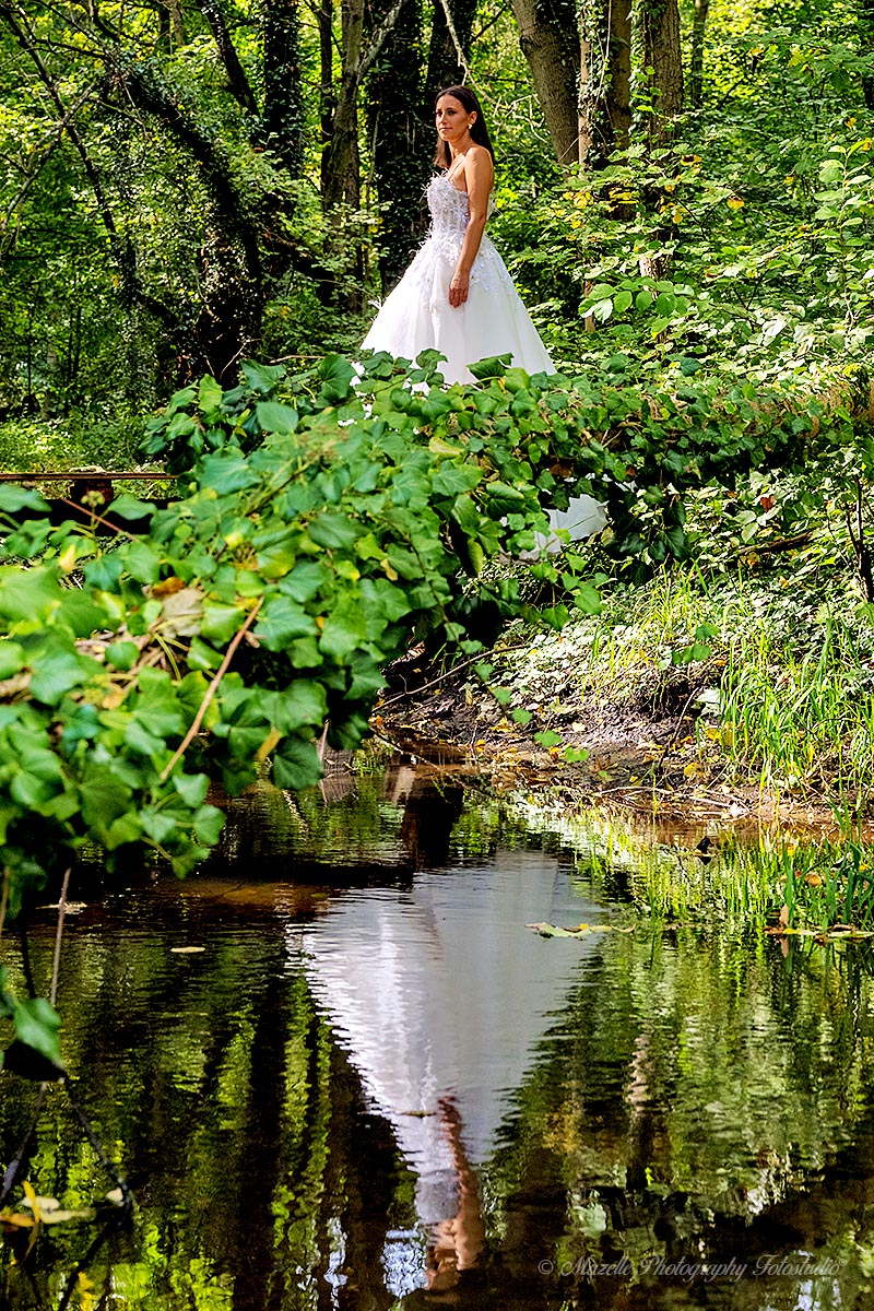 Der Schlosspark Borowa in Polen ist ein wahrhaft märchenhafter Ort für eine stilvolle Hochzeit im Grünen. Mit seinen alten Bäumen, verwunschenen Wegen und der historischen Kulisse des Schlosses bietet er eine traumhafte Bühne für emotionale Hochzeitsfotos. Das Mazelle Photography Fotostudio® aus Dranske begleitet euch dort mit viel Feingefühl, künstlerischem Blick und einem Gespür für echte Momente.