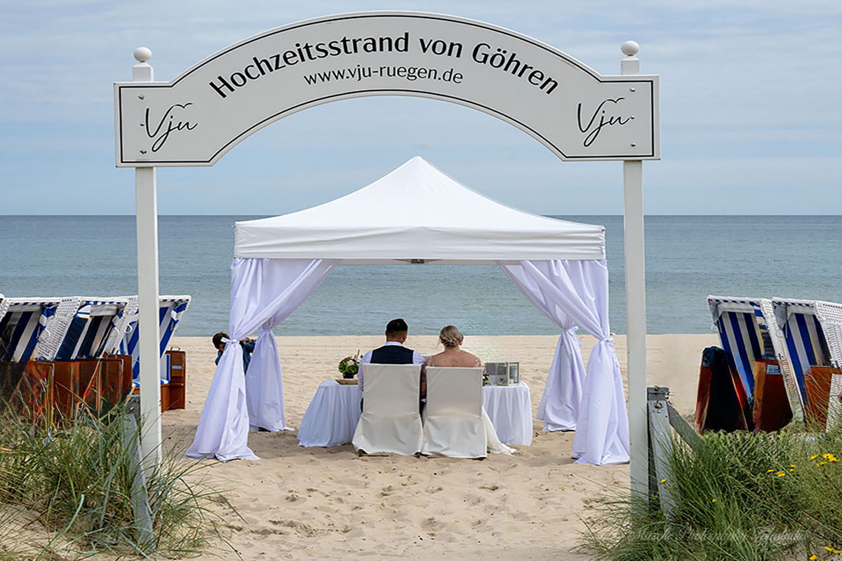 Das Vju-Hotel in Göhren auf der Insel Rügen bietet eine der spektakulärsten Kulissen für eure Hochzeit: 80 Meter über dem Meeresspiegel mit einem atemberaubenden Rundumblick auf die Ostsee. Ob im eleganten „Bernsteinpalais“ mit bis zu 180 Gästen oder im intimen „Turmzimmer Weitblick“ – eure Trauung wird hier zu einem unvergesslichen Erlebnis. Das Mazelle Photography Fotostudio® aus Dranske begleitet euch dabei mit viel Herz, Kreativität und einem Auge für die besonderen Momente. Nach dem Ja-Wort geht es für das Brautpaarshooting direkt an den Strand von Göhren – zwischen Nordstrand und Südstrand entstehen emotionale, natürliche und stilvolle Hochzeitsbilder, die eure Geschichte erzählen. Ob bei Sonnenschein oder Sturm, Mazelle Photography fängt die Magie eures Tages ein – authentisch, kunstvoll und voller Gefühl.