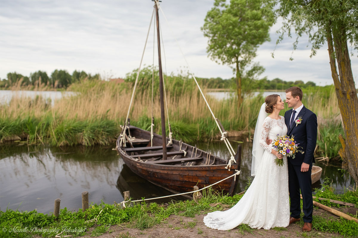 Ob romantische Strandhochzeit an der Ostsee, elegante Feier im Schloss oder freie Trauung unter freiem Himmel – das Mazelle Photography Fotostudio® aus Dranske begleitet euch in ganz Mecklenburg-Vorpommern mit Herz, Kreativität und einem einzigartigen fotografischen Stil. Mit zwei Fotograf:innen, zwei Perspektiven und einem gemeinsamen Ziel entstehen authentische, emotionale und kunstvoll komponierte Hochzeitsbilder, die eure Geschichte erzählen.