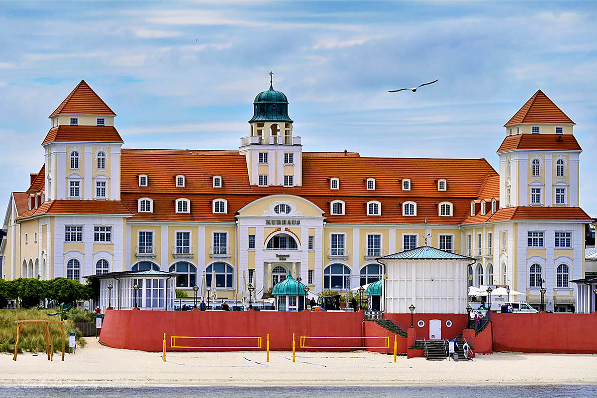 Das Mazelle Photography Fotostudio® begleitet eure Hochzeit im Kurhaus mit viel Herz, Erfahrung und einem künstlerischen Blick. Vom Getting Ready in den stilvollen Suiten über die Trauung im Kurhaussaal bis zur ausgelassenen Feier – wir halten die Momente fest, die eure Liebe sichtbar machen. Mit zwei Fotograf:innen, zwei Perspektiven und Bildern voller Gefühl. Eure Hochzeitsfotografie Mazelle in Binz jetzt buchbar!