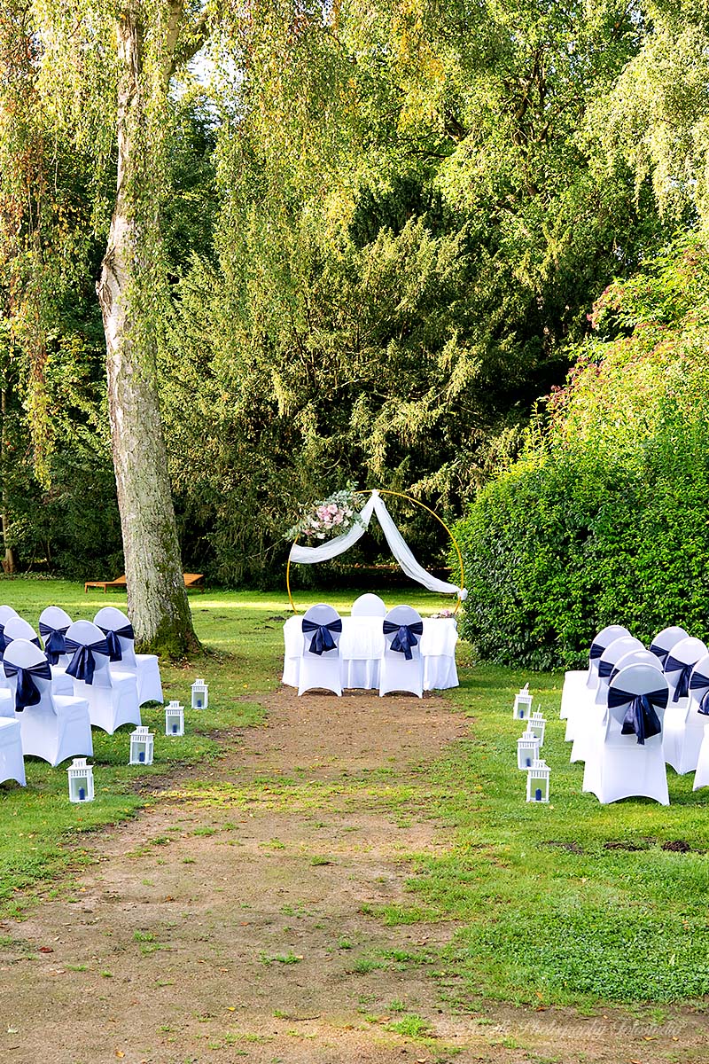 Eine standesamtliche Trauung ist oft der erste offizielle Schritt in ein gemeinsames Leben – und Mazelle Photography Fotostudio® aus Dranske hält diesen besonderen Moment mit viel Feingefühl und künstlerischem Blick fest. Ob im Schloss Hohendorf, dem Müther-Turm in Binz, auf der Seebrücke in Sellin, im Schloss Ralswiek oder in einem kleinen Standesamt mit Meerblick: Die Fotograf:innen von Mazelle begleiten euch diskret und aufmerksam, um authentische, emotionale und stilvolle Bilder eurer Trauung zu schaffen.