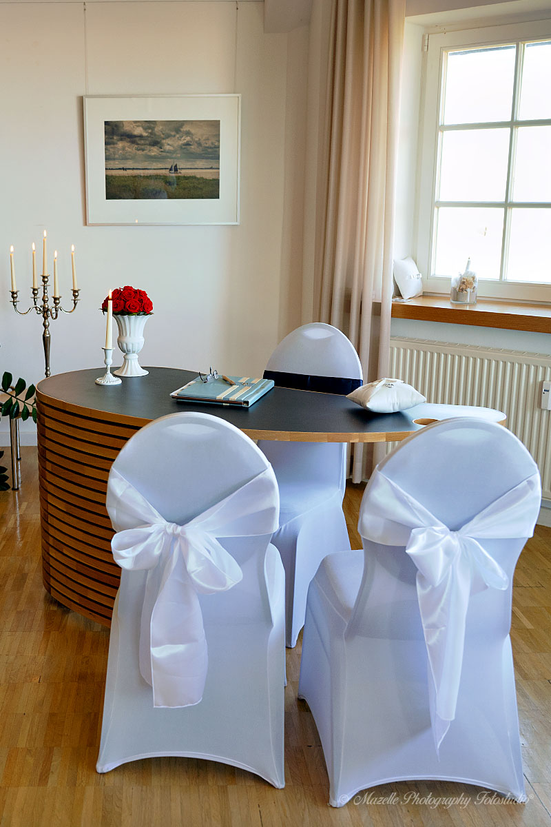 Eine standesamtliche Trauung ist oft der erste offizielle Schritt in ein gemeinsames Leben – und Mazelle Photography Fotostudio® aus Dranske hält diesen besonderen Moment mit viel Feingefühl und künstlerischem Blick fest. Ob im Müther-Turm in Binz, auf der Seebrücke in Sellin, im Schloss Ralswiek oder in einem kleinen Standesamt mit Meerblick: Die Fotograf:innen von Mazelle begleiten euch diskret und aufmerksam, um authentische, emotionale und stilvolle Bilder eurer Trauung zu schaffen.