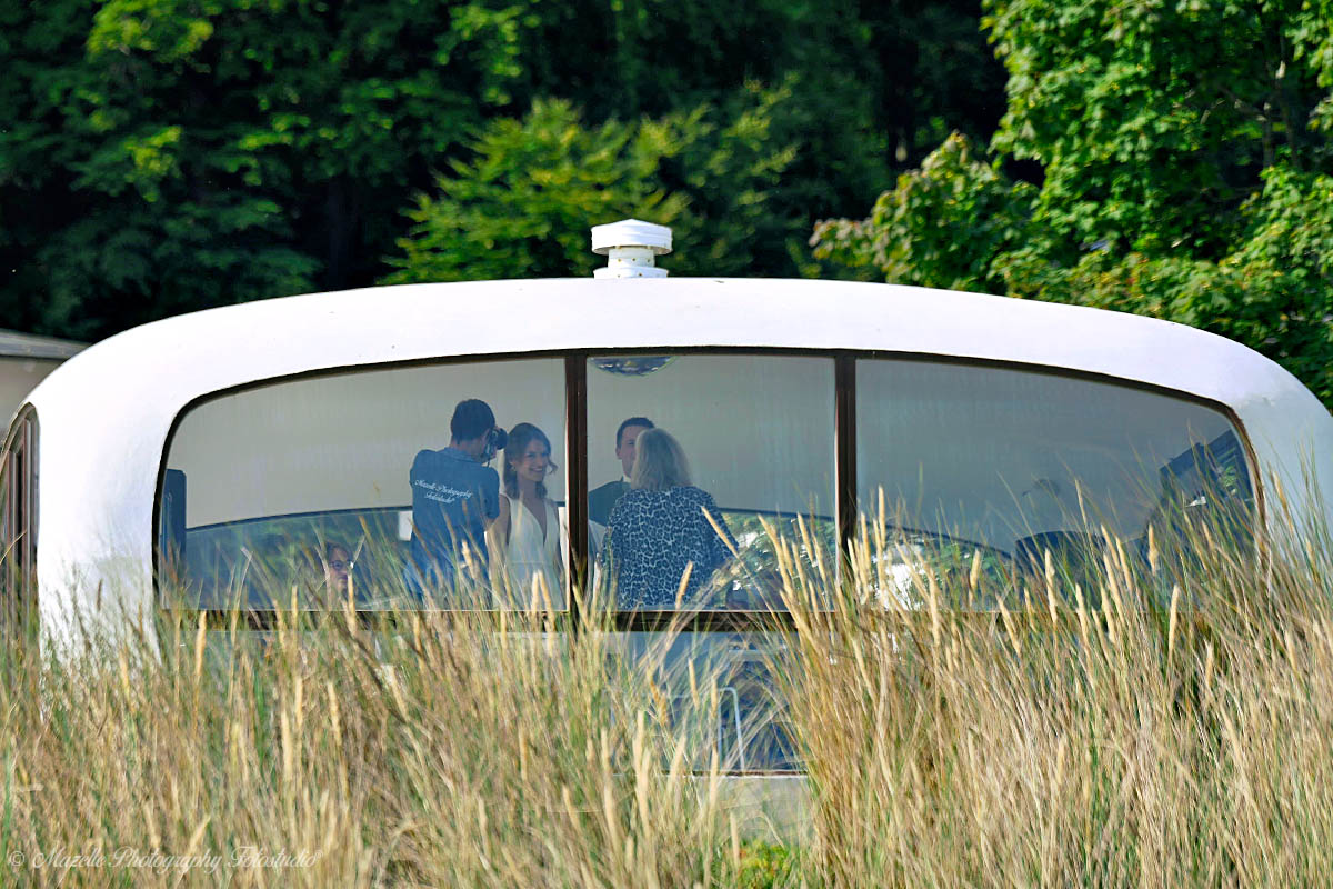 Der Müther-Turm in Binz ist nicht nur architektonisch ein Highlight – er ist auch ein Ort voller Intimität, Licht und Weite. Direkt am Strand gelegen, mit Blick auf die Ostsee und die Kreideküste, bietet er eine außergewöhnliche Kulisse für eure standesamtliche Trauung. Und genau hier entfaltet sich die Stärke von Mazelle Photography Fotostudio® aus Dranske: zwei Fotograf:innen, zwei Blickwinkel, ein gemeinsames Ziel – Bilder mit Tiefe und Gefühl.