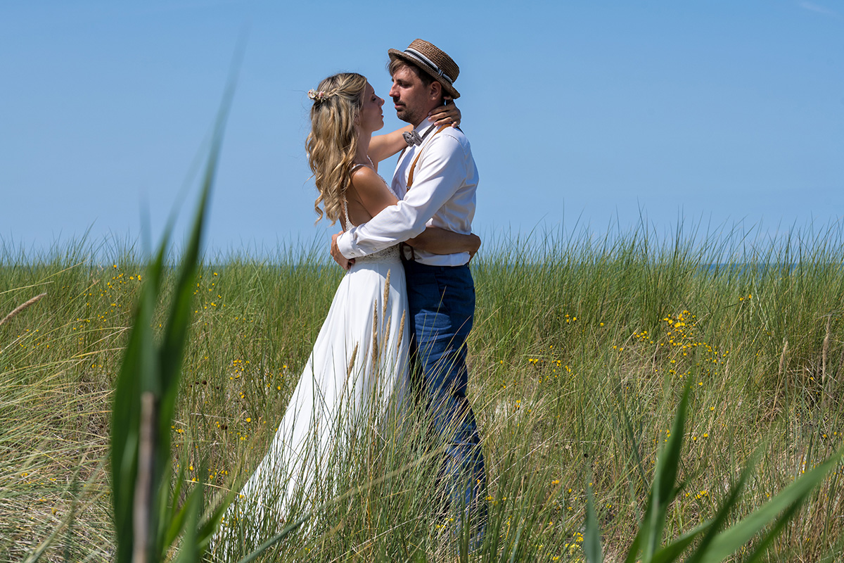 „Brautpaar am Strand von Prerow in den Dünen bei Sonnenschein – Hochzeitsfotografie Mazelle“