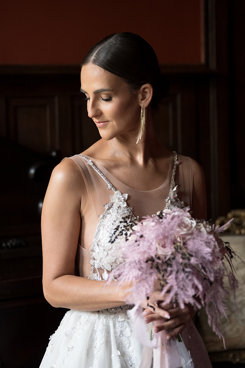 Braut posiert vor der Hochzeit im Schloss dem Hochzeitsfotografen vom Mazelle Photography Fotostudio.
