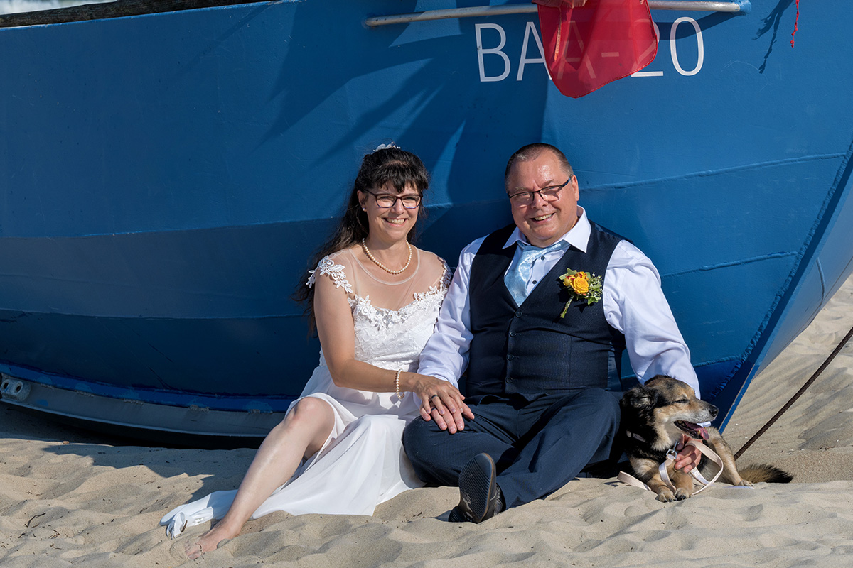 Fischerboote am Strand von Baabe als Kulisse für die Hochzeit Reportage-Hochzeitsfotografie von Mazelle Photography Fotostudio®