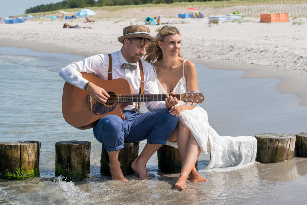 Fotograf Mazelle fotografiert das Brautpaar am Strand von Prerow an der Ostsee-Hochzeitsfotografie von Mazelle Photography Fotostudio®