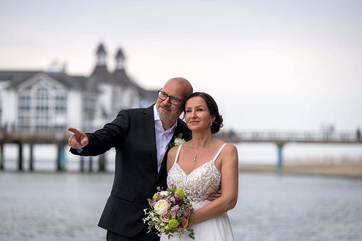Hochzeitsfotoshooting am Strand an der Ostsee in Sellin an der Seebrücke-Fotograf für Hochzeitsfotografie auf der Insel Rügen Mazelle Photography Fotostudio®