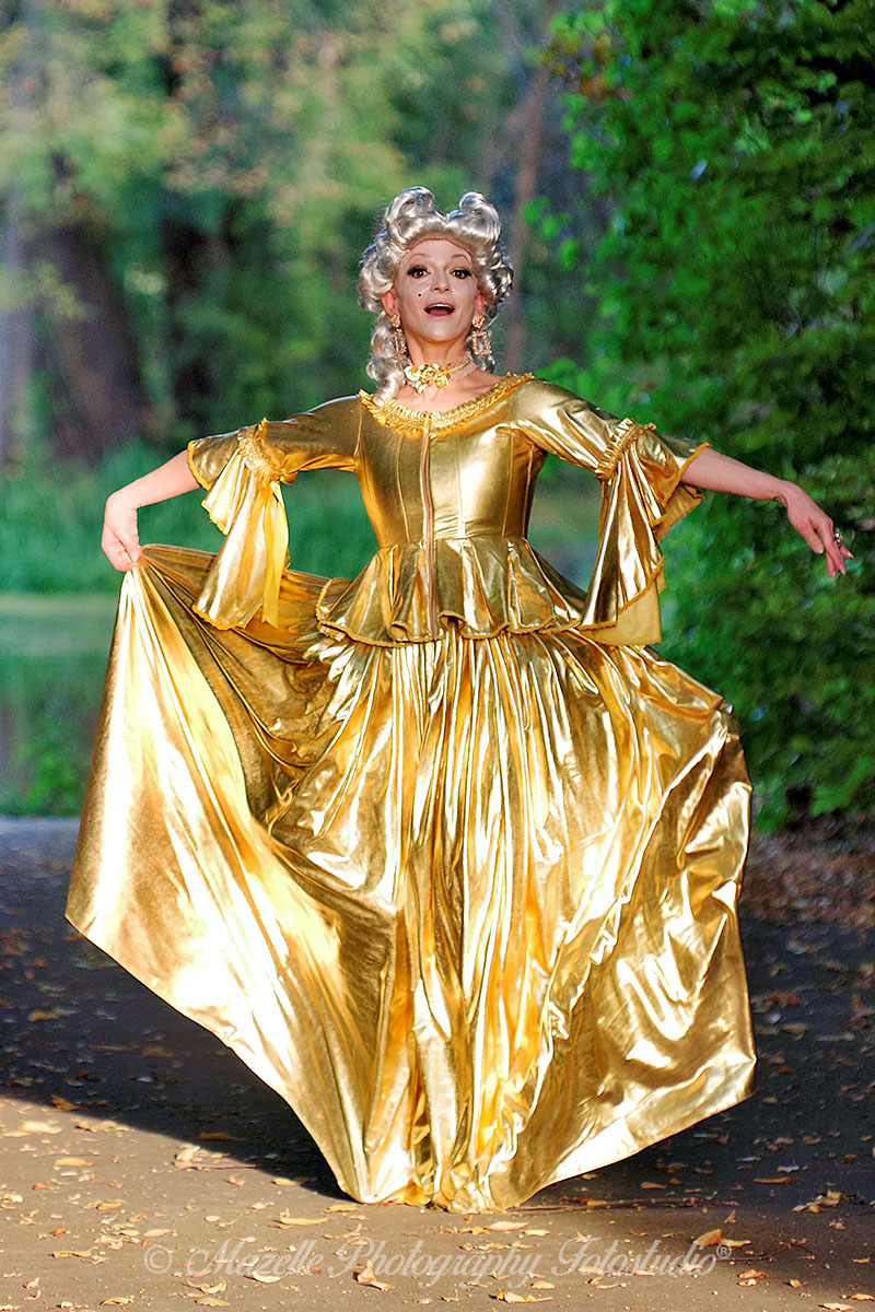 Das Model Nathalie_Sonnenschine verkörpert Marie Antoinette in einem kunstvoll inszenierten Porträtshooting im Schlosspark des Königs von Polen in Warschau. Die Porträtfotografie vom Mazelle Photography Fotostudio® fängt die Verbindung von barocker Eleganz, moderner Interpretation und historischer Kulisse mit feinem Gespür für Licht, Haltung und Atmosphäre ein. Ein Bild, das Zeit und Stil überbrückt – sinnlich, stolz und voller Ausdruck.