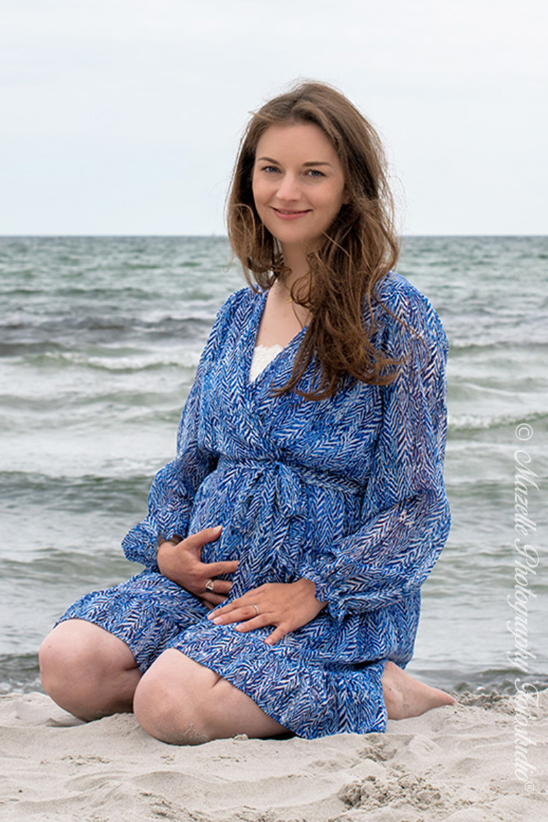 Ein authentisches Schwangerschaftsshooting am Strand der Insel Rügen – aufgenommen vom Babybauch- und Schwangerenfotograf des Mazelle Photography Fotostudio®. Die werdende Mutter steht im Fokus, umgeben von der Weite der Ostsee, dem sanften Licht und der natürlichen Küstenlandschaft. Die Bilder erzählen von Vorfreude, Ruhe und der stillen Verbindung zwischen Mutter und Kind. Mit Feingefühl und künstlerischem Blick entstand eine Serie, die das Wunder des Lebens in seiner schönsten Form einfängt – ehrlich, sinnlich und zeitlos.