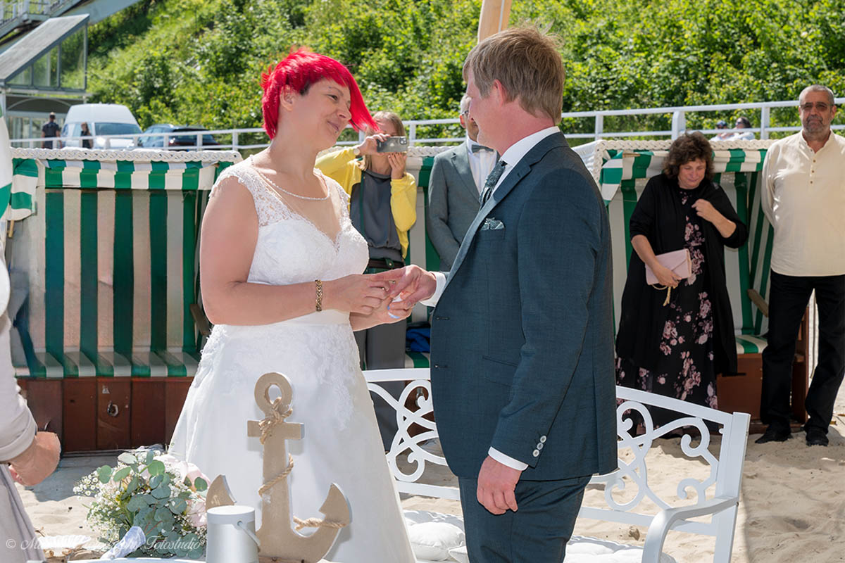 Barfuß im feinen Ostseesand, mit Blick auf die ikonische Seebrücke Sellin, sagt das Brautpaar „Ja“ – festgehalten vom Mazelle Photography Fotostudio®. Die sanften Wellen, das warme Licht und die maritime Kulisse von Rügen schaffen eine traumhafte Atmosphäre für unvergessliche Hochzeitsfotos. Vom Getting Ready über die emotionale Trauung bis zum Paarshooting in den Dünen erzählen die Bilder eine Liebesgeschichte voller Romantik, Natürlichkeit und Ostseeflair.