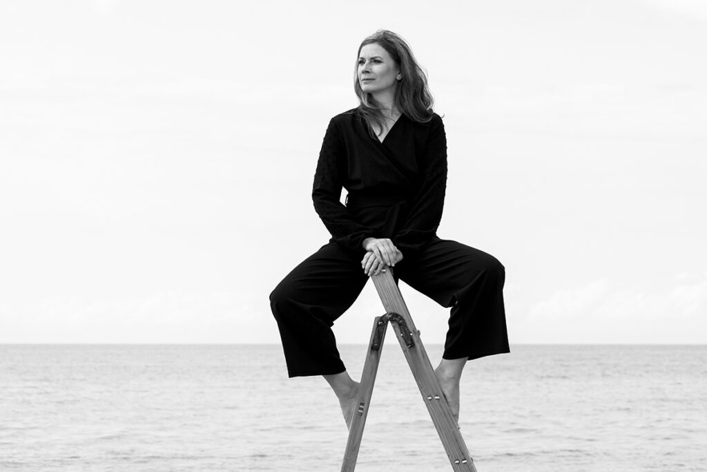 Porträt Nahaufnahme am Strand von Model fotografiert in Schwarz-Weiß vom Mazelle Photography Fotostudio®