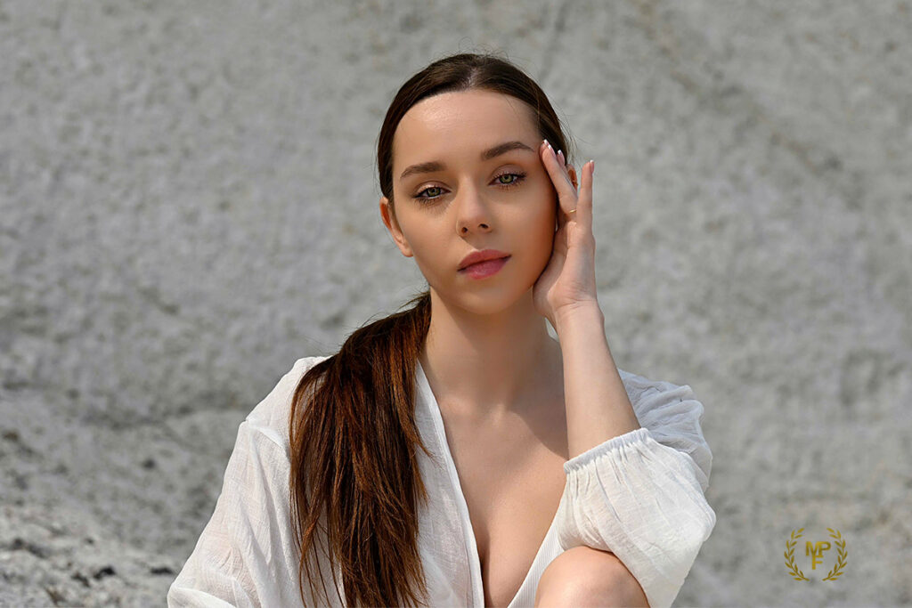 Victoria sitzt auf der Steilwand der berühmten Kreidefelsen nahe Sassnitz auf der Insel Rügen – mit weitem Blick über die Ostsee. Dieses ausdrucksstarke Porträt entstand im Rahmen eines Dessousmodel-Shootings und wurde von den Porträtfotograf:innen des Mazelle Photography Fotostudio® aufgenommen. Die Kombination aus natürlicher Küstenlandschaft und stilvoller Inszenierung verleiht dem Bild eine besondere Tiefe und Eleganz.