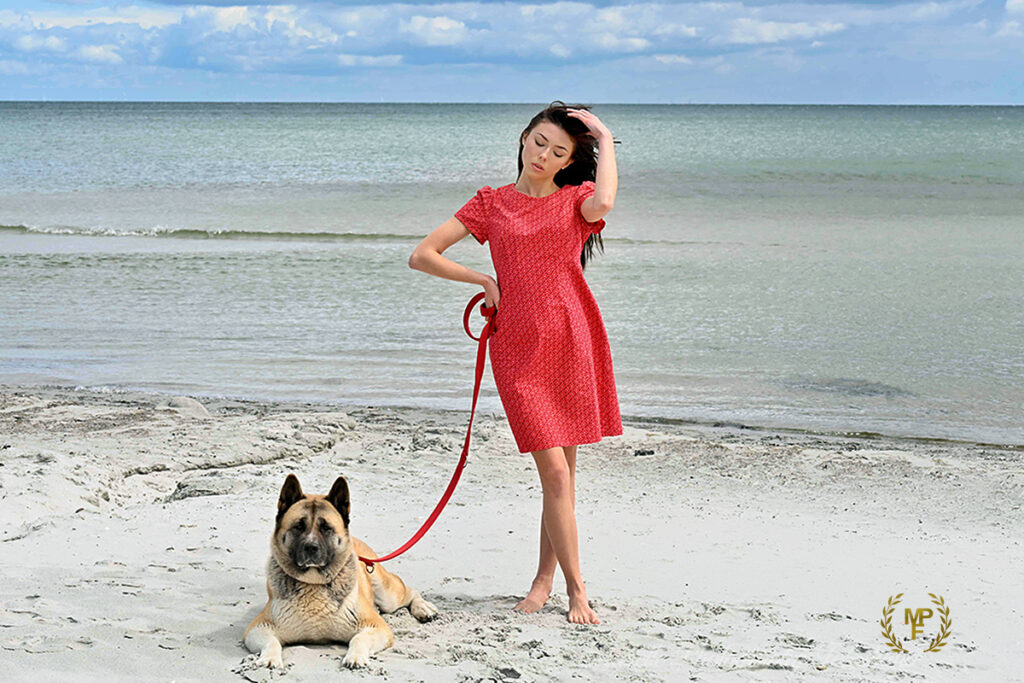 Julia spaziert mit ihrem Hund am Strand von Glowe auf der Insel Rügen. Bei strahlender Sonne und frischer Ostseeluft entstand eine authentische Serie von Porträtfotografien. Das Mazelle Photography Fotostudio® begleitete dieses besondere Shooting und fing die natürliche Atmosphäre von Strand, Meer und Bewegung ein. Die Bilder zeigen nicht nur Julia und ihren Hund, sondern auch die Freude und Leichtigkeit des Moments – festgehalten in professioneller Porträtfotografie