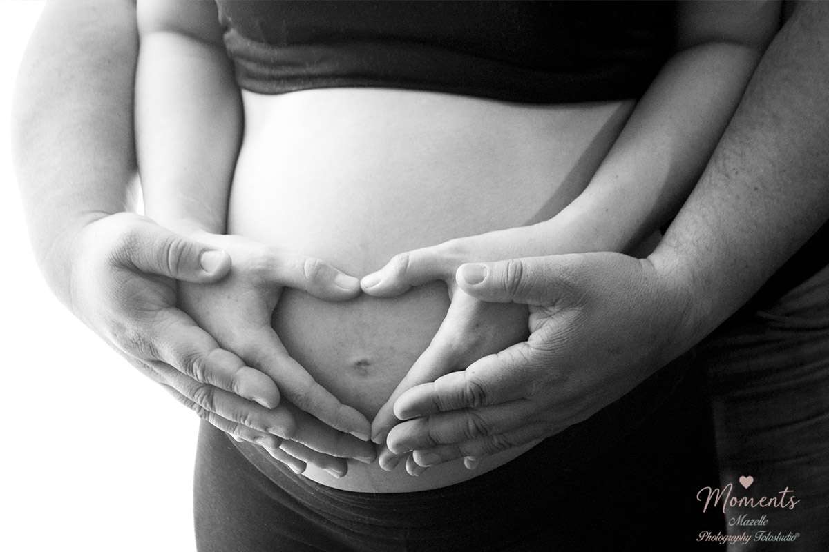 Mazelle Photography Fotostudio® präsentiert authentische Babybauch- und Schwangerschaftsfotografie in Schwarz‑Weiß auf Moments.mazelle.de. Unsere Bilder vereinen Eleganz, Emotion und künstlerische Tiefe und halten die besondere Lebensphase werdender Mütter in ausdrucksstarken Schwarz‑Weiß‑Fotografien fest. Jede Aufnahme zeigt die natürliche Schönheit und Ausstrahlung dieser einzigartigen Zeit und verwandelt sie in zeitlose Erinnerungen voller Intensität und Stil