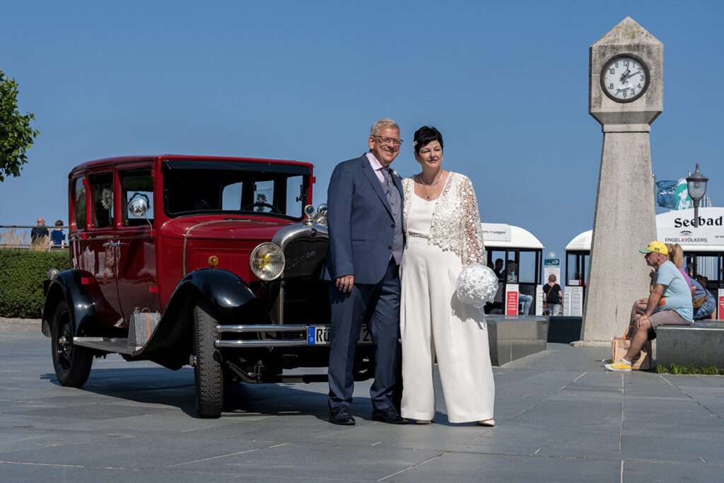 Die standesamtliche Hochzeit mit einer Oldtimer Fahrt in Binz auf der Insel Rügen mit Fotograf für Hochzeitsfotografie von Mazelle Photography Fotostudio®