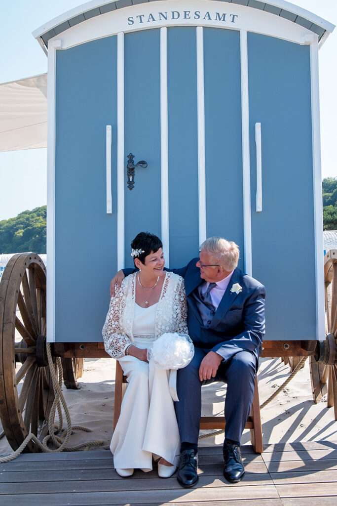 Heiraten in Binz in der Badekarre am Strand an der Ostsee mit authentischen Hochzeitsbilder von den Mazelle Photography Fotostudio®