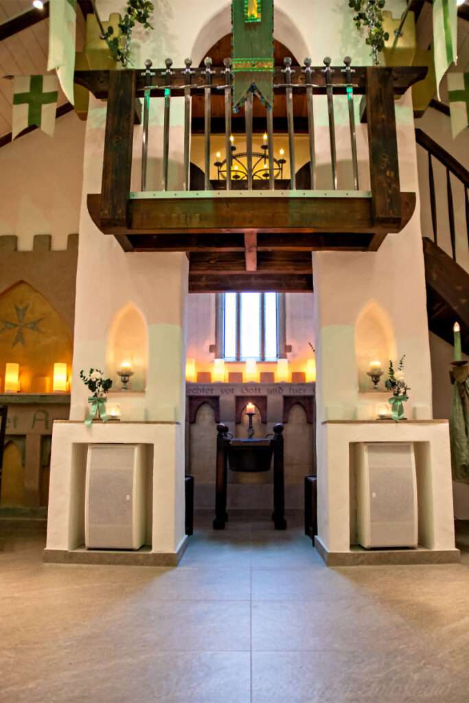 Ein Blick in die historische Ordenskapelle Binz auf Rügen, wo seit 2025 standesamtliche Trauungen möglich sind. Diese besondere Location verbindet Geschichte und Romantik und bietet Brautpaaren einen einzigartigen Ort für ihre Hochzeit auf der Insel Rügen. Die erste Trauung wurde fotografisch vom hochzeitsfotograf des Mazelle Photography Fotostudio® aus Dranske begleitet – authentisch, emotional und stilvoll festgehalten.