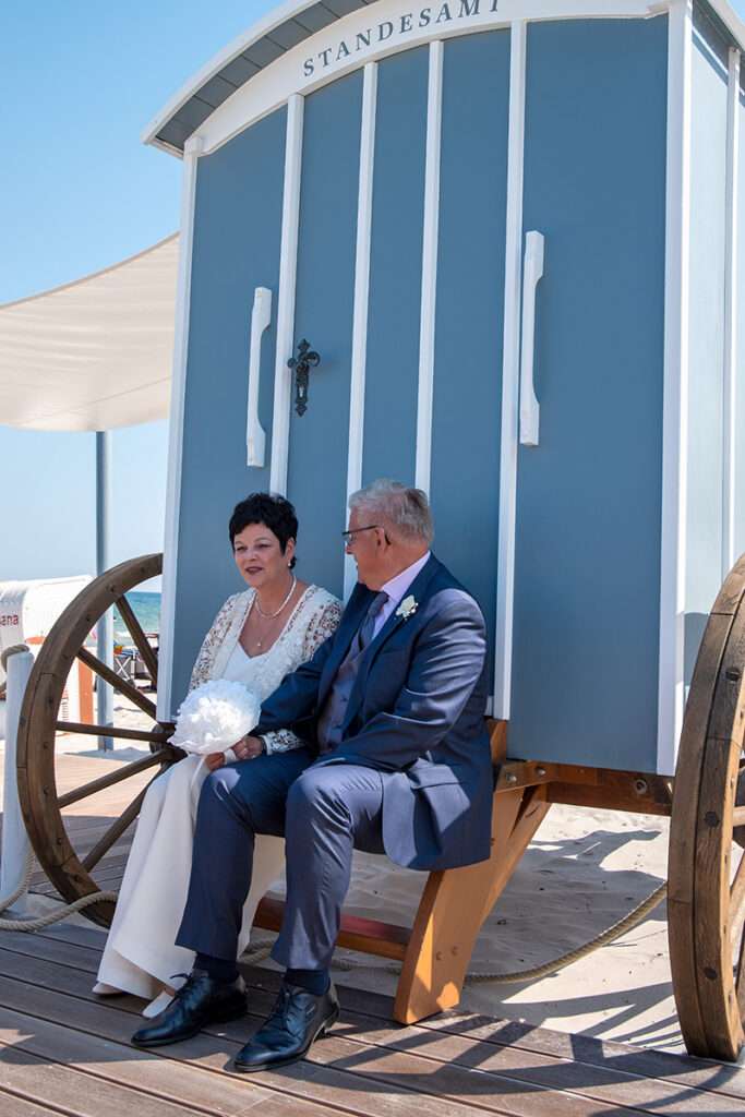 Hochzeitsfotoshooting am Strand an der Ostsee in Binz bei Badekarren-Fotograf für Hochzeitsfotografie auf der Insel Rügen Mazelle Photography Fotostudio®