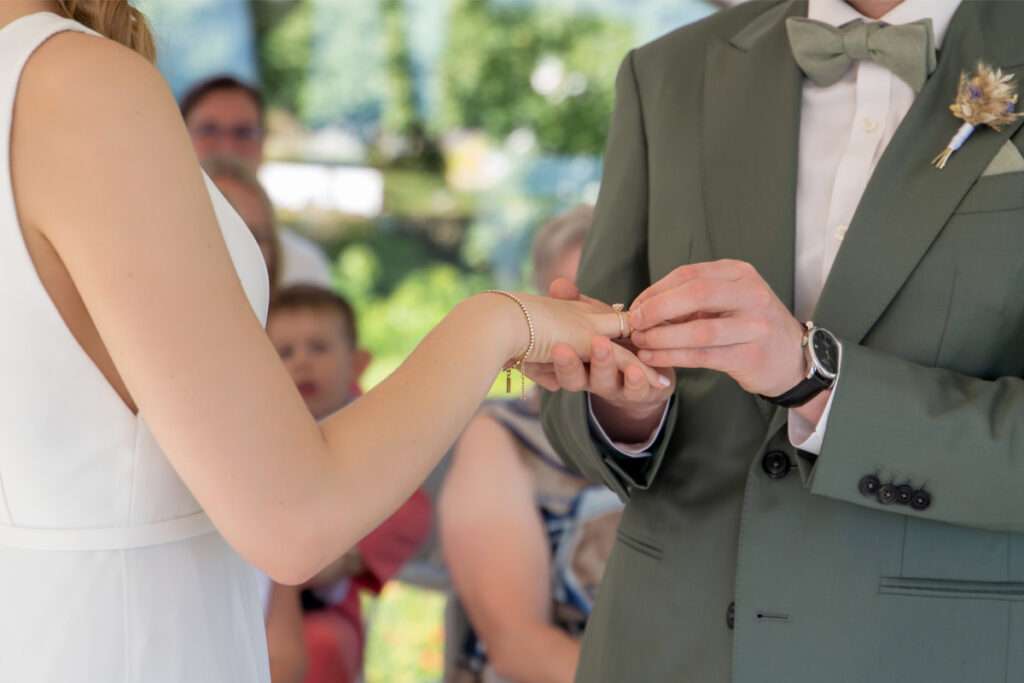 Müther-Turm Hochzeitsfotografie mit Hochzeitsfotografen vom Mazelle Photography Fotostudio direkt im Müther-Turm in Binz ist eine Kombination aus Meer, Architektur und Liebe.