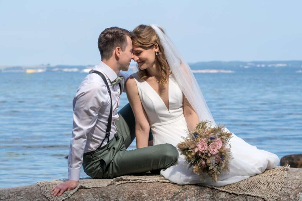 Rügen Hochzeit in Binz mit Hochzeitsfotografie vom Mazelle Photography Fotostudio am Strand mit dem Blick auf die Ostsee.