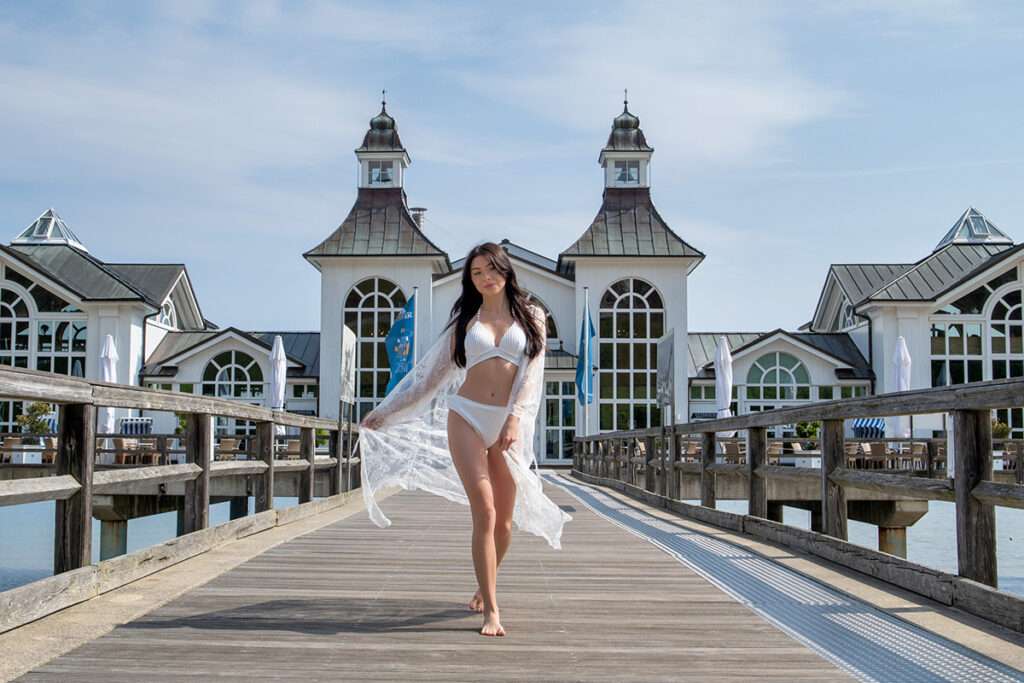 Bademodenfotografie auf der Insel Rügen auf der Seebrücke in Sellin. Neben der Hochzeitsfotografie ist das "Mazelle Photography Fotostudio®" in den fotografischen Bereichen der Bademodenfotografie, der Aktfotografie, der Familienfotografie, der Businessfotografie, der Werbe- und Produktfotografie, der Schwangeren- / Babybauchfotografie und Porträtfotografie tätig. 2 Fotografen 2 unterschiedliche Arbeitsweisen und 2 verschiedene Ansichte auf das zu fotografierende Objekt.