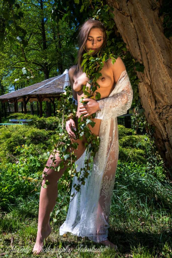 Ein ästhetisches Fine‑Art‑Aktportrait des TFP‑Models Bambi, aufgenommen im Schlosspark von Milicz in Polen.