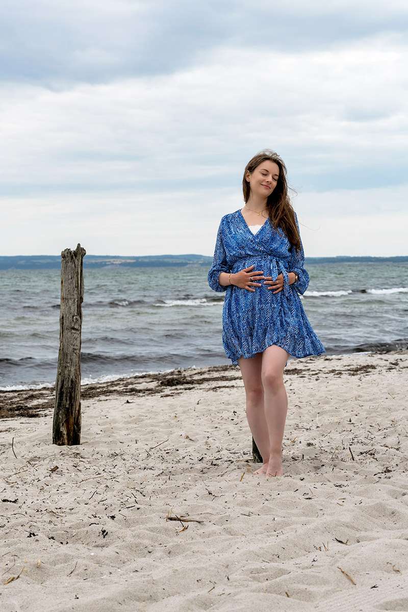 Authentische Schwangerschaft Shooting auf der Insel Rügen in den Babybauchfotos am Strand mit der Ostsee im Hintergrund vom Mazelle Photography Fotostudio®