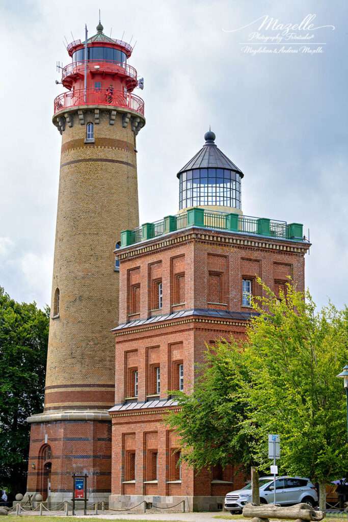 Ein Ort, an dem Liebe sichtbar wird: Nach der Trauung im Standesamt Nord‑Rügen können Brautpaare den historischen Leuchtturm von Kap Arkona kostenlos besteigen – ein Moment zwischen Himmel und Meer. Das warme Licht der Ostsee, die roten Backsteinmauern und das Reetdach des Standesamts schaffen eine Atmosphäre, die Tradition und Romantik vereint. Fotografiert von Mazelle Photography Fotostudio® – dem Hochzeitsfotograf Mazelle auf Rügen. Unsere Hochzeitsfotografie erzählt Geschichten mit Licht, Emotion und architektonischer Klarheit – authentisch, ästhetisch und zeitlos.