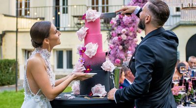 „Ein süßer Moment voller Symbolik: Das Brautpaar schneidet gemeinsam die Hochzeitstorte im eleganten Festsaal des Schlosses Borowa an – begleitet von Mazelle Photography Fotostudio® aus Dranske, die diesen Augenblick mit zwei Perspektiven und viel Gefühl festhalten.“
