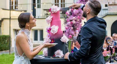 „Ein süßer Moment voller Symbolik: Das Brautpaar schneidet gemeinsam die Hochzeitstorte im eleganten Festsaal des Schlosses Borowa an – begleitet von Mazelle Photography Fotostudio® aus Dranske, die diesen Augenblick mit zwei Perspektiven und viel Gefühl festhalten.“