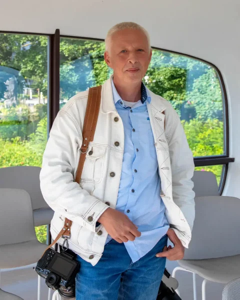 Künstlerische Aktfotografie in Milicz in Polen - „Klaudia im gelben Rauch – ein Moment im Licht" – Mazelle Photography Fotostudio®
Verdeckt, doch voller Ausdruck. Ein zarter Moment: Unser Model fängt die ersten warmen Sonnenstrahlen ein, gehüllt in ein hauchfeines Negligée. Durch das dichte Strauchwerk der Rosen in Milicz beobachtet und fotografiert von Mazelle – diskret, respektvoll, künstlerisch. Die Natur wird zur Bühne, das Licht zum Komplizen. Aktfotografie in Milicz in Polen, fotografiert von Andreas MAzelle vom Mazelle Photography Fotostudio®  #VerdeckterAkt #MazellePhotography #MiliczPolen #NegligéeMomente #SinnlicheFotografie #KünstlerischeAktfotos #FineArtNude #PhotographyInNature #RosenUndLicht #FotografenDuo #MagdalenaMazelle #AndreasMazelle #BodyPositivity #OutdoorBoudoir #NudeArt #FotostudioMazelle #Frühlingslicht #ZarteMomente #NaturUndKörper #UnbeobachtetSchön #PolenFotografie