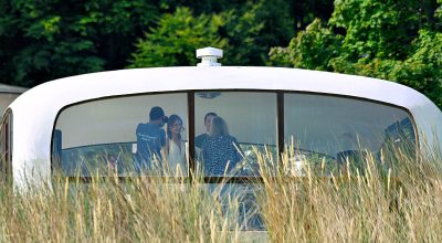 Der Müther-Turm in Binz ist nicht nur architektonisch ein Highlight – er ist auch ein Ort voller Intimität, Licht und Weite. Direkt am Strand gelegen, mit Blick auf die Ostsee und die Kreideküste, bietet er eine außergewöhnliche Kulisse für eure standesamtliche Trauung. Und genau hier entfaltet sich die Stärke von Mazelle Photography Fotostudio® aus Dranske: zwei Fotograf:innen, zwei Blickwinkel, ein gemeinsames Ziel – Bilder mit Tiefe und Gefühl.