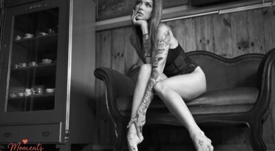 Ein stilvolles Boudoir‑Portrait des TFP‑Models Ola aus Warschau, aufgenommen auf einer klassischen Ledercouch im warmen Licht eines historischen Interiors.